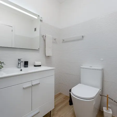 Pine Apartment *